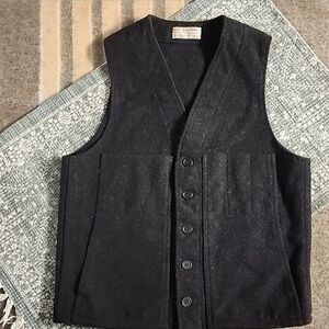 Filson Garment Thick Woolen Vest with Pockets.